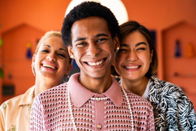 Grupo de amigos se unindo em casa Conceitos LGBTQ e diversidade