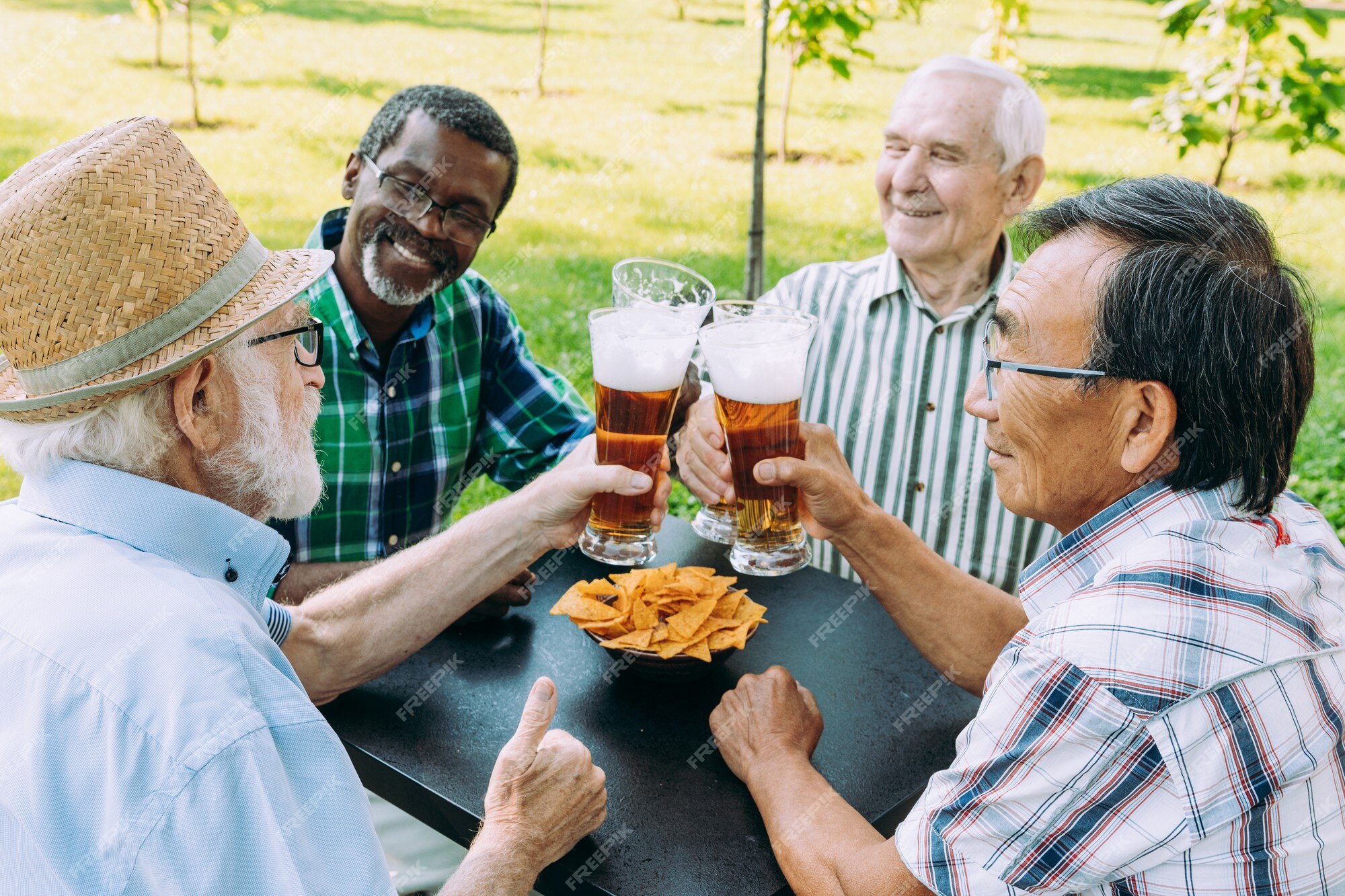 Sinuca proporciona união entre amigos e cerveja.