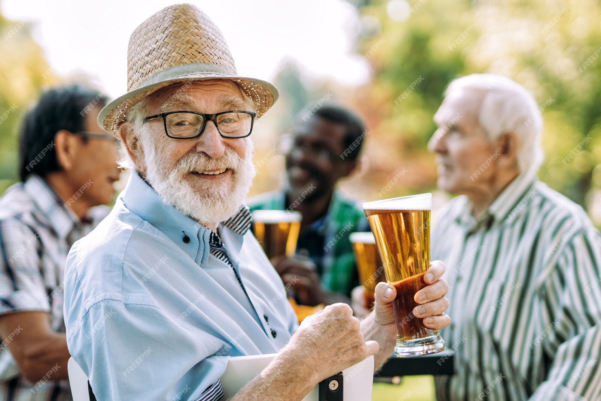 Sinuca proporciona união entre amigos e cerveja.