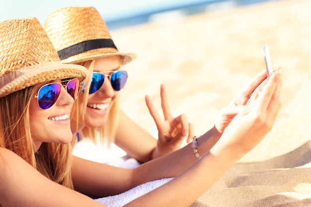 grupo de amigos tirando selfie na praia