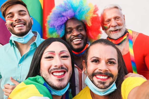 Grupo de amigos tirando selfie no desfile LGBT durante surto de coronavírus