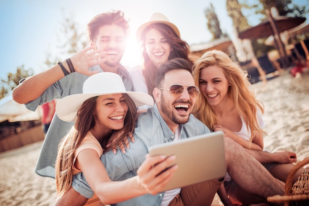 Grupo de amigos tomando selfie com telefone inteligente