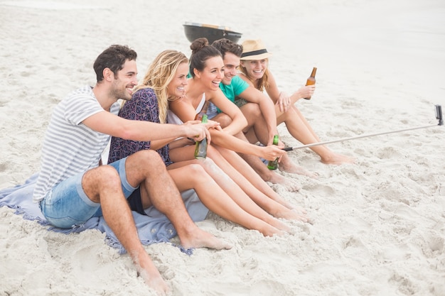 Grupo de amigos tomando uma selfie na praia