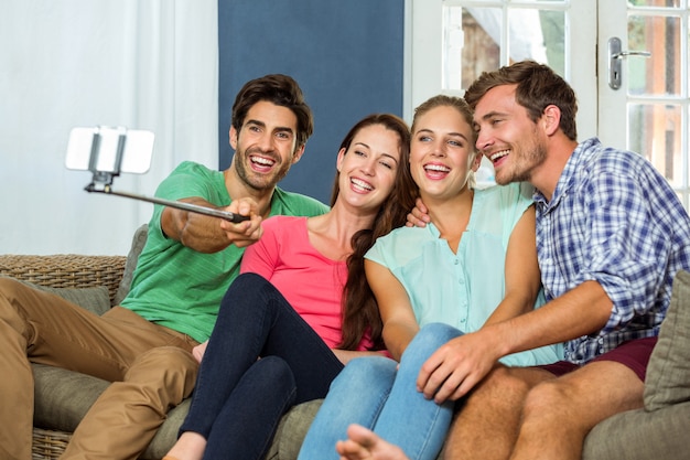 Grupo de amigos tomando uma selfie