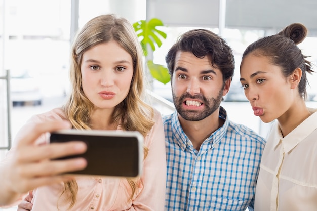 Foto grupo de amigos tomando uma selfie