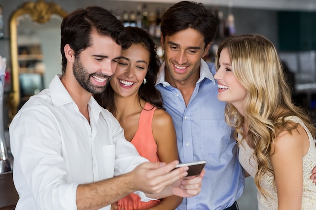 Grupo de amigos tomando uma selfie