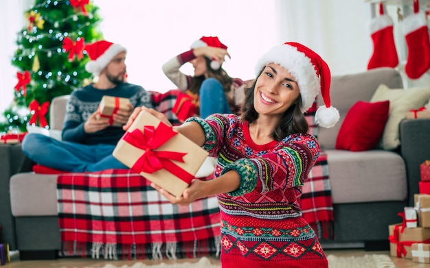 grupo de amigos usando chapéu de papai noel