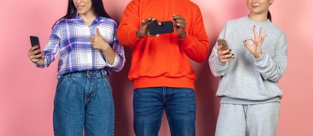 Foto grupo de amigos usando smartphones adolescentes viciados em novas tendências tecnológicas close-up