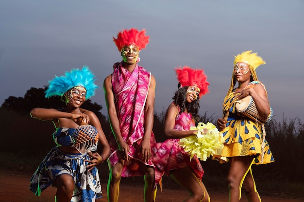 Foto grupo de amigos vestidos para o carnaval