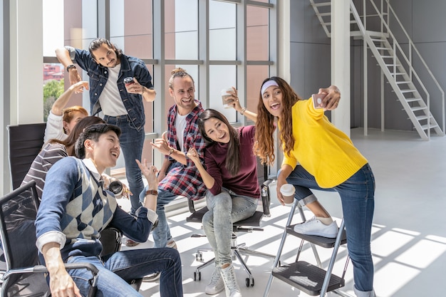 Grupo, de, asiático, e, multiétnico, pessoas negócio, com, terno ocasional, tendo, selfie, junto