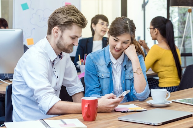 Grupo, de, asiático, e, multiétnico, pessoas negócio, com, terno ocasional, usando, a, tecnologia, móvel, tabuleta,