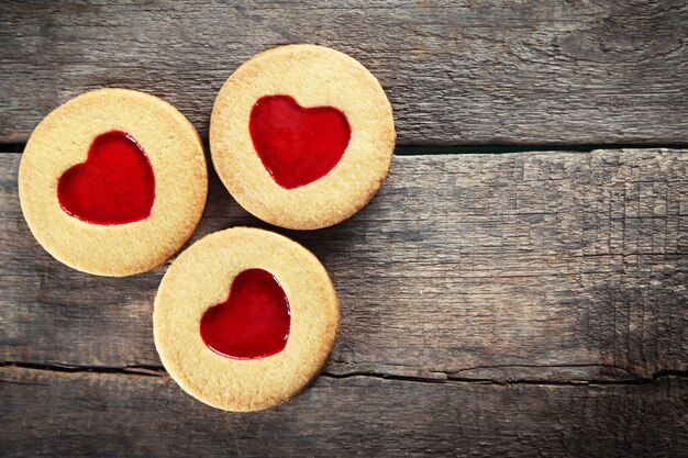 Grupo de biscoitos do amor em fundo de madeira, closeup