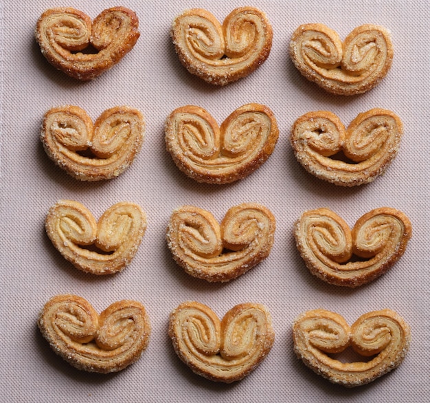 Grupo de biscoitos em forma de coração em têxteis brancos biscoitos recém-assados em forma de coração em