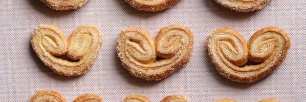 Grupo de biscoitos frescos em forma de coração em receitas têxteis brancas e alimentos para cozinhar