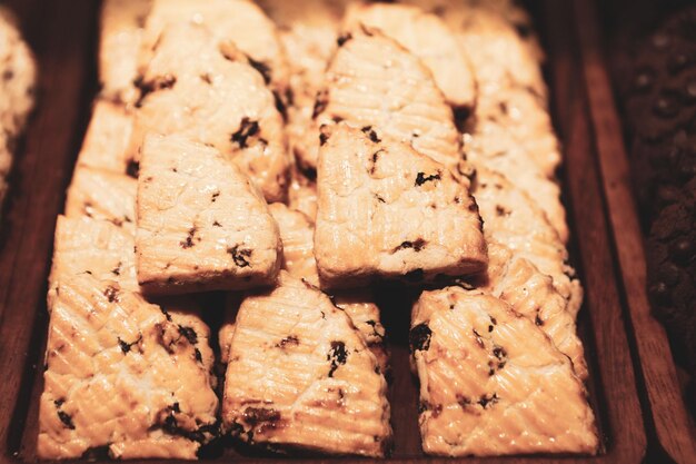 Grupo de biscoitos variados. Pepitas de chocolate, passas de aveia, chocolate branco