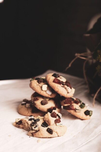 Grupo de biscoitos variados. Pepitas de chocolate, passas de aveia, chocolate branco