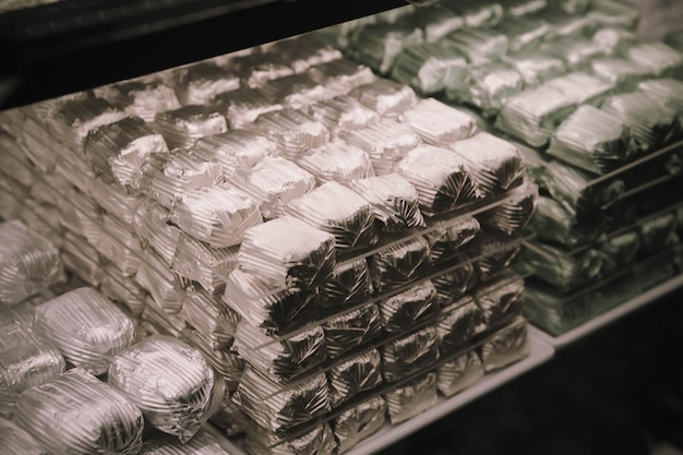 Grupo de biscoitos variados. Pepitas de chocolate, passas de aveia, chocolate branco