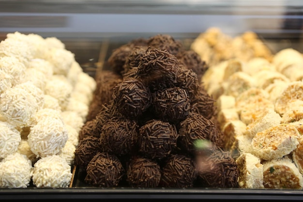 Grupo de biscoitos variados. Pepitas de chocolate, passas de aveia, chocolate branco