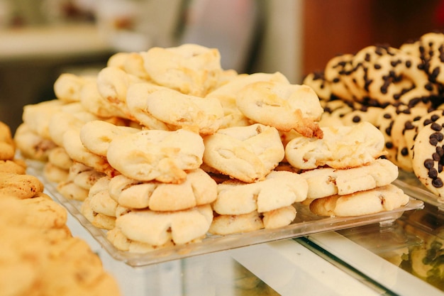 Grupo de biscoitos variados. pepitas de chocolate, passas de aveia, chocolate branco