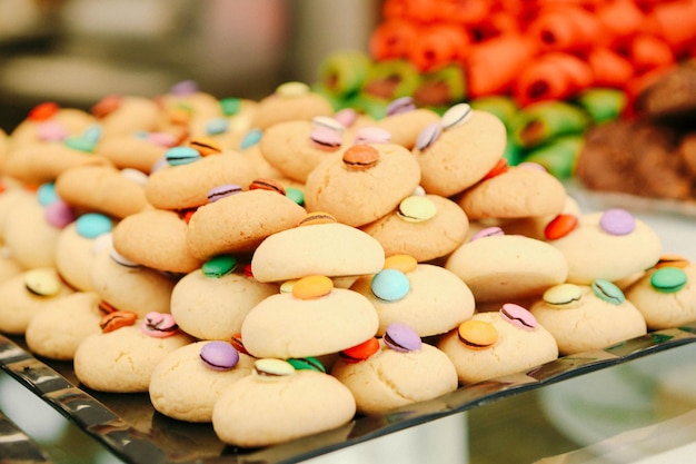 Grupo de biscoitos variados. Pepitas de chocolate, passas de aveia, chocolate branco