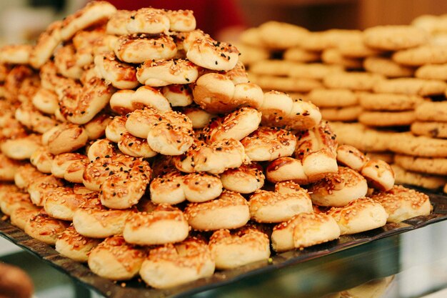 Grupo de biscoitos variados. Pepitas de chocolate, passas de aveia, chocolate branco