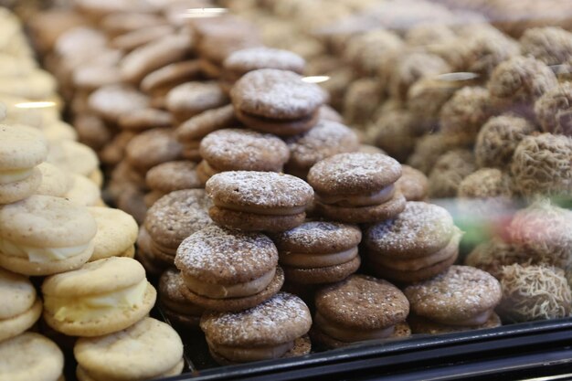 Grupo de biscoitos variados. Pepitas de chocolate, passas de aveia, chocolate branco