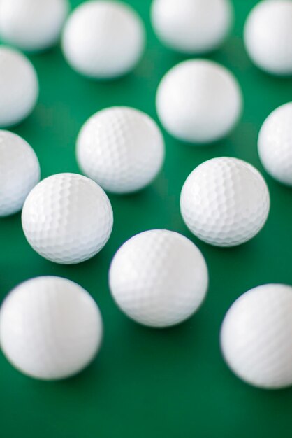Grupo de bolas de golfe no fundo verde