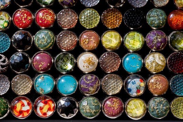 Foto grupo de botões de costura brilhantes coloridos