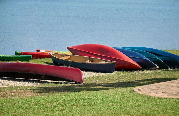 Foto grupo de caiaques coloridos ao lado do lago