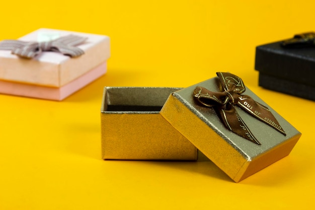 Grupo de caixas de presente para visualização de perto com fundo amarelo e uma caixa de presente aberta para promoção