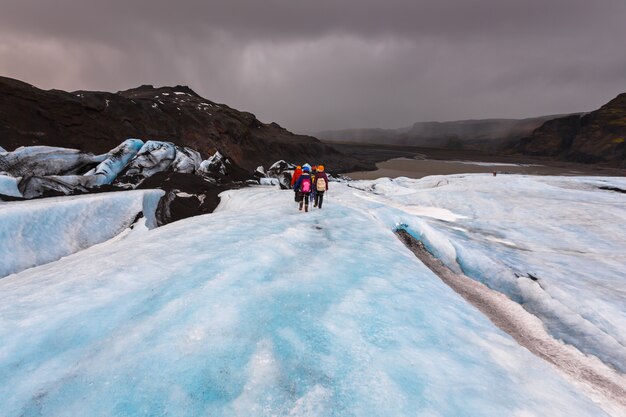 Grupo de caminhada na geleira em Solheimajokull,