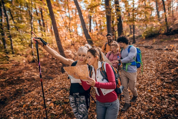 Grupo de caminhantes na floresta.