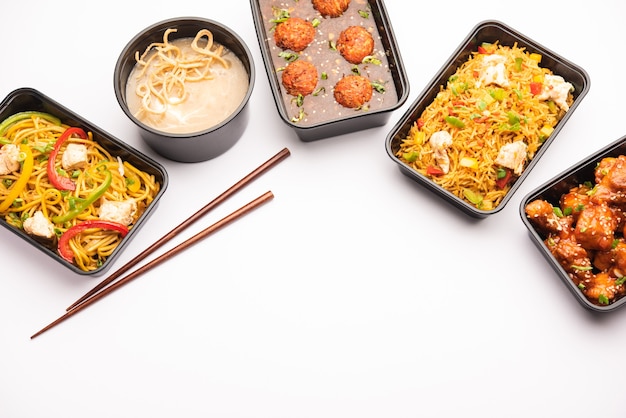 Grupo de casa entregou comida indo-chinesa em embalagens plásticas, recipientes ou caixas contendo macarrão schezwan, arroz frito, frango malagueta, manchu e sopa.