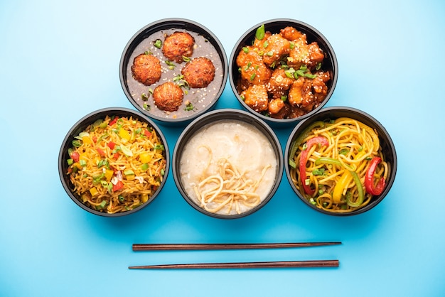 Grupo de casa entregou comida indo-chinesa em embalagens plásticas, recipientes ou caixas contendo macarrão schezwan, arroz frito, frango malagueta, manchu e sopa.