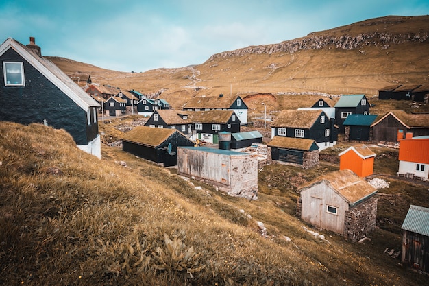 Grupo de casas com telhado de grama na aldeia de mykines