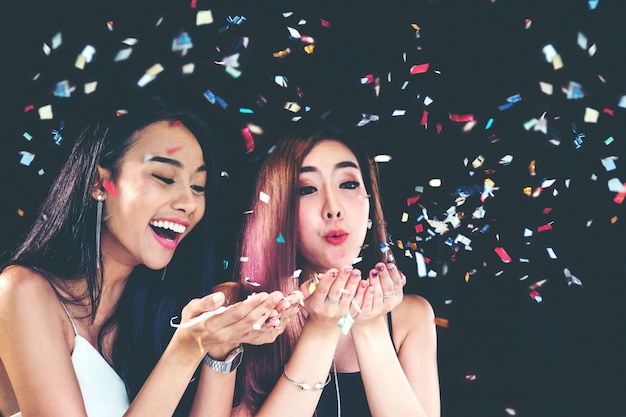 Foto grupo de celebração do grupo de jovens asiáticas e confetes felizes