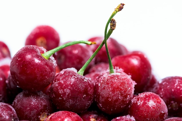 Grupo de cerejas congeladas. close-up de frutas. cristais de gelo na fruta