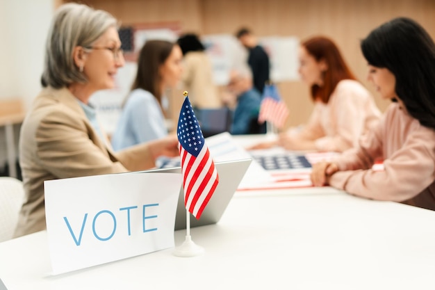 Grupo de cidadãos dos Estados Unidos desempenhando responsabilidade cívica e votando no local de votação