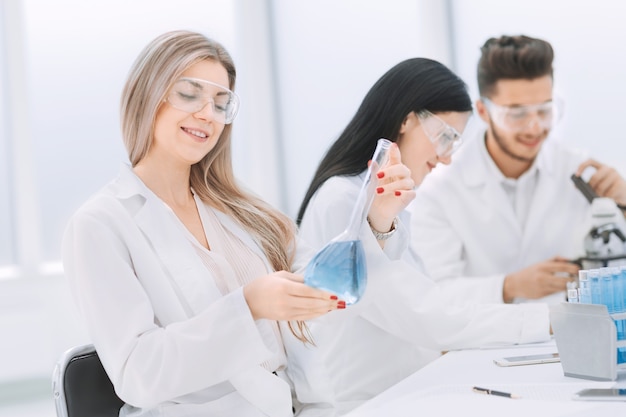 Grupo de cientistas conduzem pesquisas em laboratório. ciência e saúde