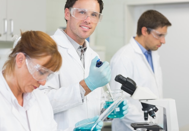 Grupo de cientistas que trabalham no laboratório