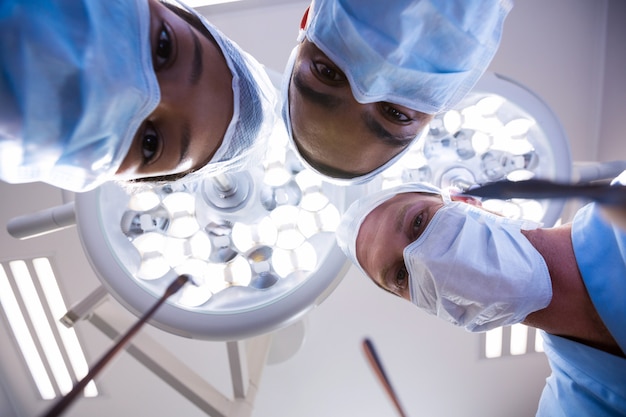 Foto grupo de cirurgiões realizando operação na sala de operação