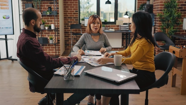 Grupo de colegas batendo palmas para comemorar o progresso e o objetivo. Mulher asiática recebendo aplausos e parabéns pela realização bem-sucedida na reunião da diretoria com colegas de trabalho.