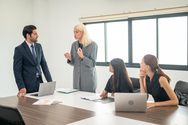 Grupo de colegas de trabalho com roupa formal sentado à mesa na sala de conferências Equipe de reunião de negócios no escritório