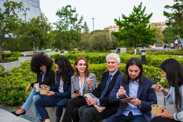 Grupo de colegas de trabalho fazendo uma pausa no distrito comercial