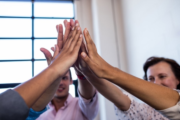 Grupo de colegas de trabalho, juntando as mãos