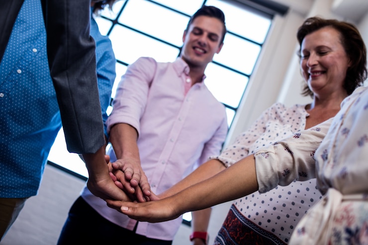 Foto grupo de colegas de trabalho, juntando as mãos