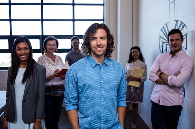 grupo de colegas de trabalho no escritório