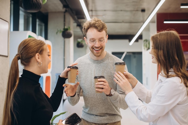 Grupo de colegas de trabalho tomando um café no escritório