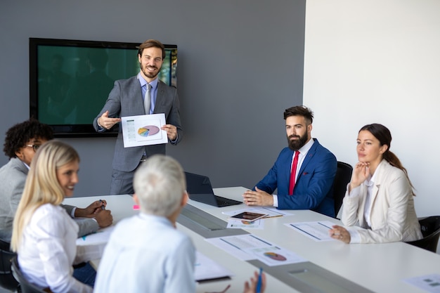 Grupo de colegas de trabalho trabalhando juntos em um projeto empresarial em um escritório moderno