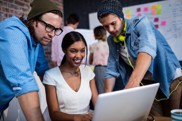 Foto grupo de colegas de trabalho usando um computador